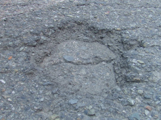 駐車場にできてしまった大きな穴をサンケミカルで補修